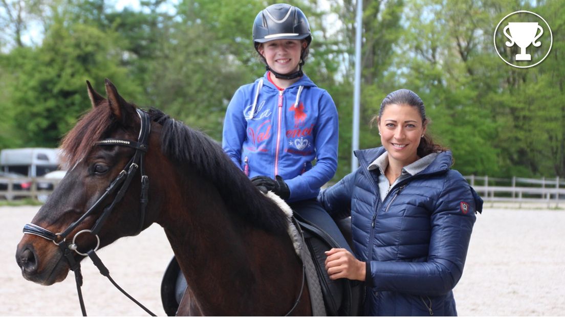 Nikita Cheung met haar dressuurtrainer Barbara Koot