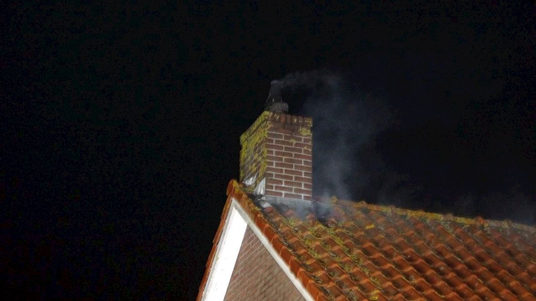 Schoorsteenbrand in Genemuiden snel onder controle door de brandweer
