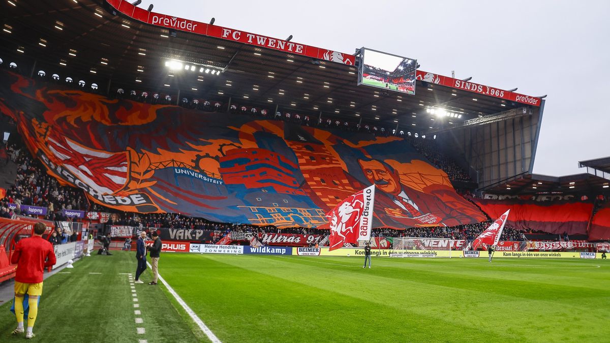 Vak-P eert Enschede met gigantisch spandoek: 'Grootste van Europa'