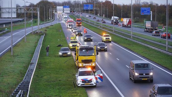 Lange files op de weg door ongelukken