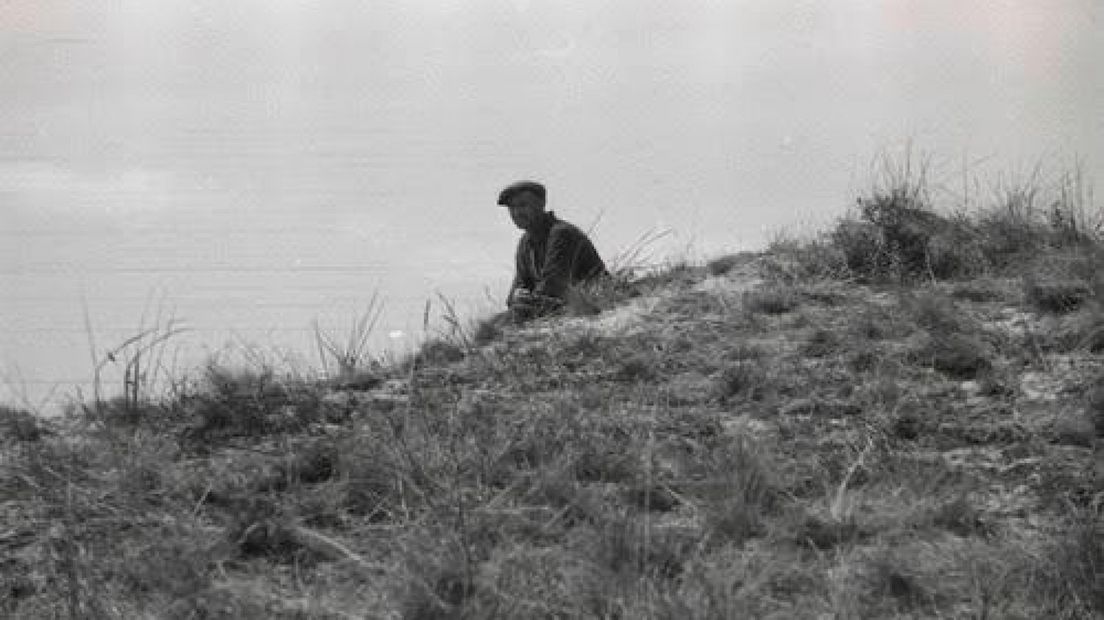 Pieter Kuijt tijdens  de opgravingen in de duinen