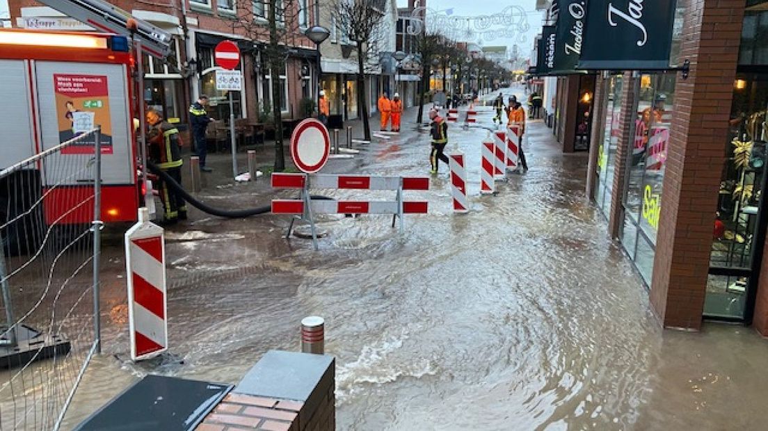 Flink wat water in de Noordwijkse Hoofdstraat