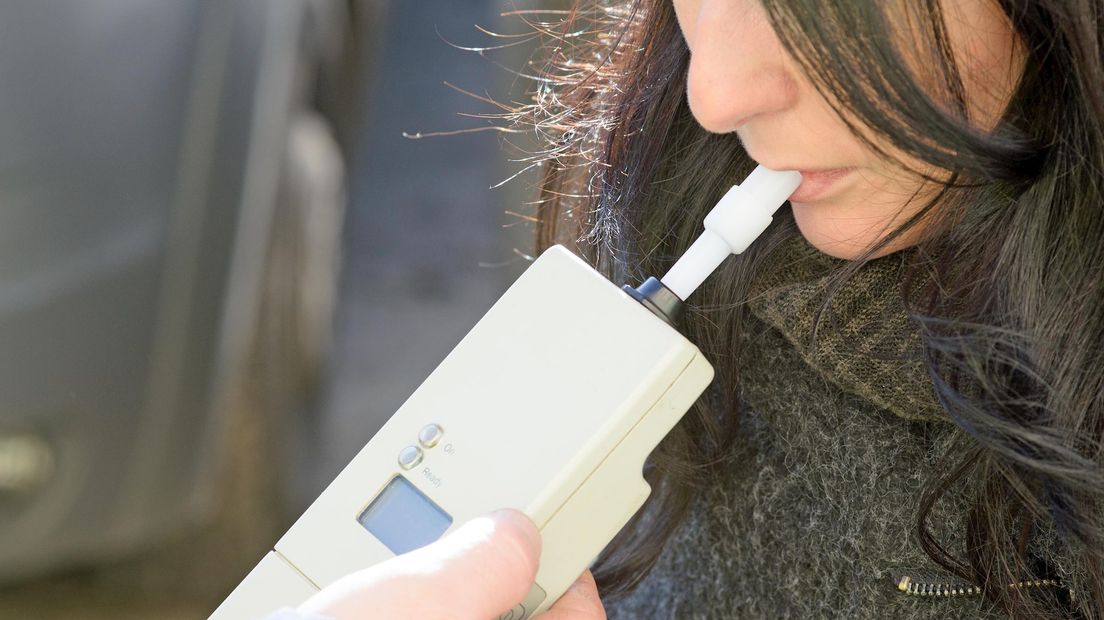 Het zomerfeest Hengevelde laat minderjarige bezoekers steekproefsgewijs een blaastest doen