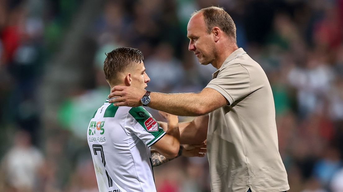 Tomas Suslov viert z'n goal met trainer Dick Lukkien