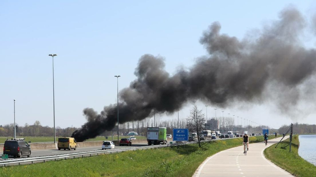 De brandende auto op de A28 bij Haren