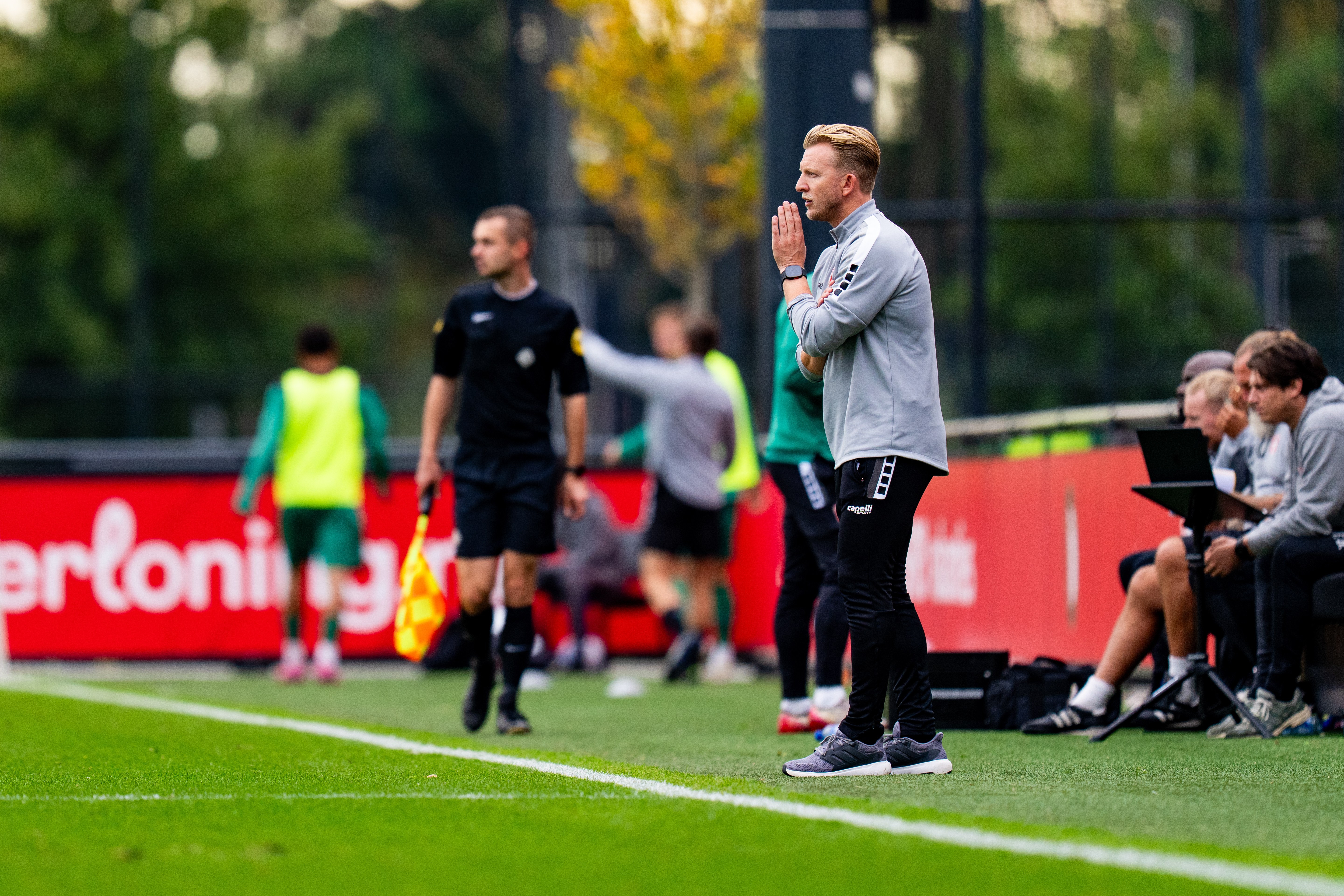 Dirk Kuijt coachend tijdens Feyenoord-FC Dordrecht