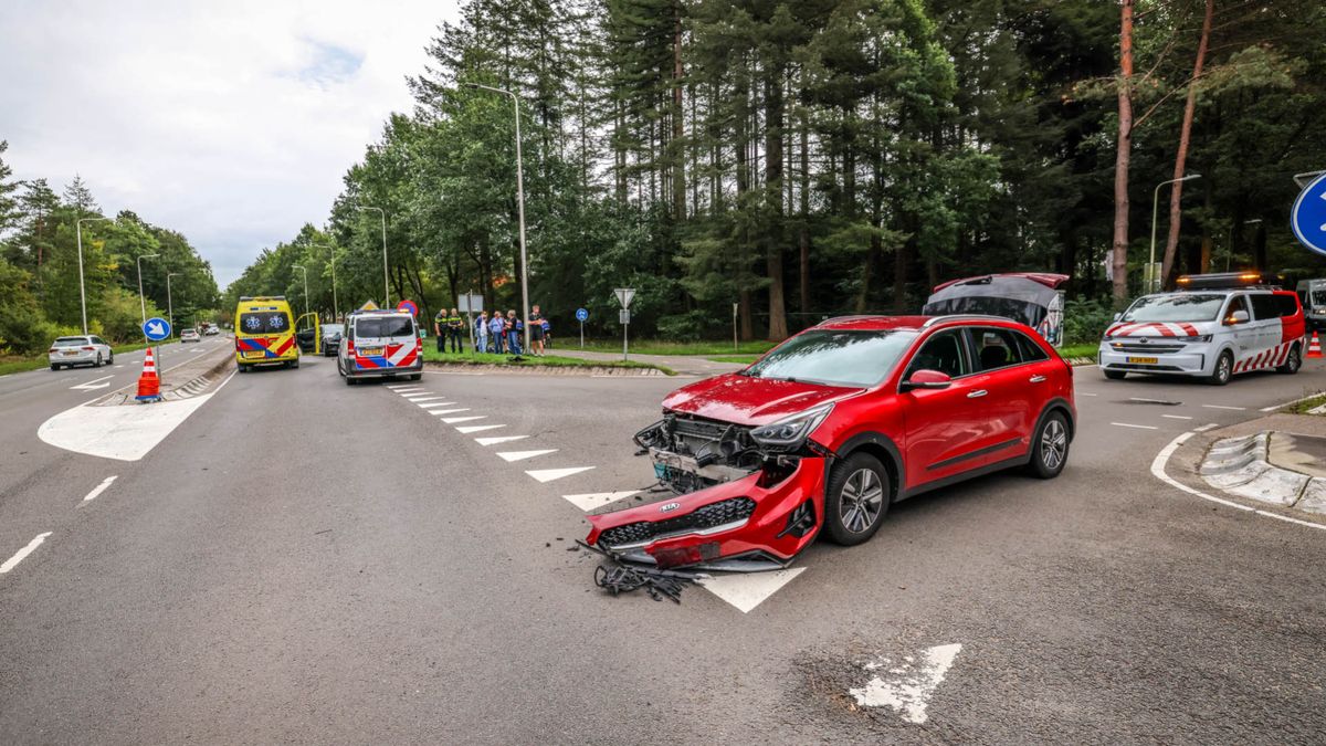 Voorbumper bijna los na harde botsing op kruising in Woudenberg