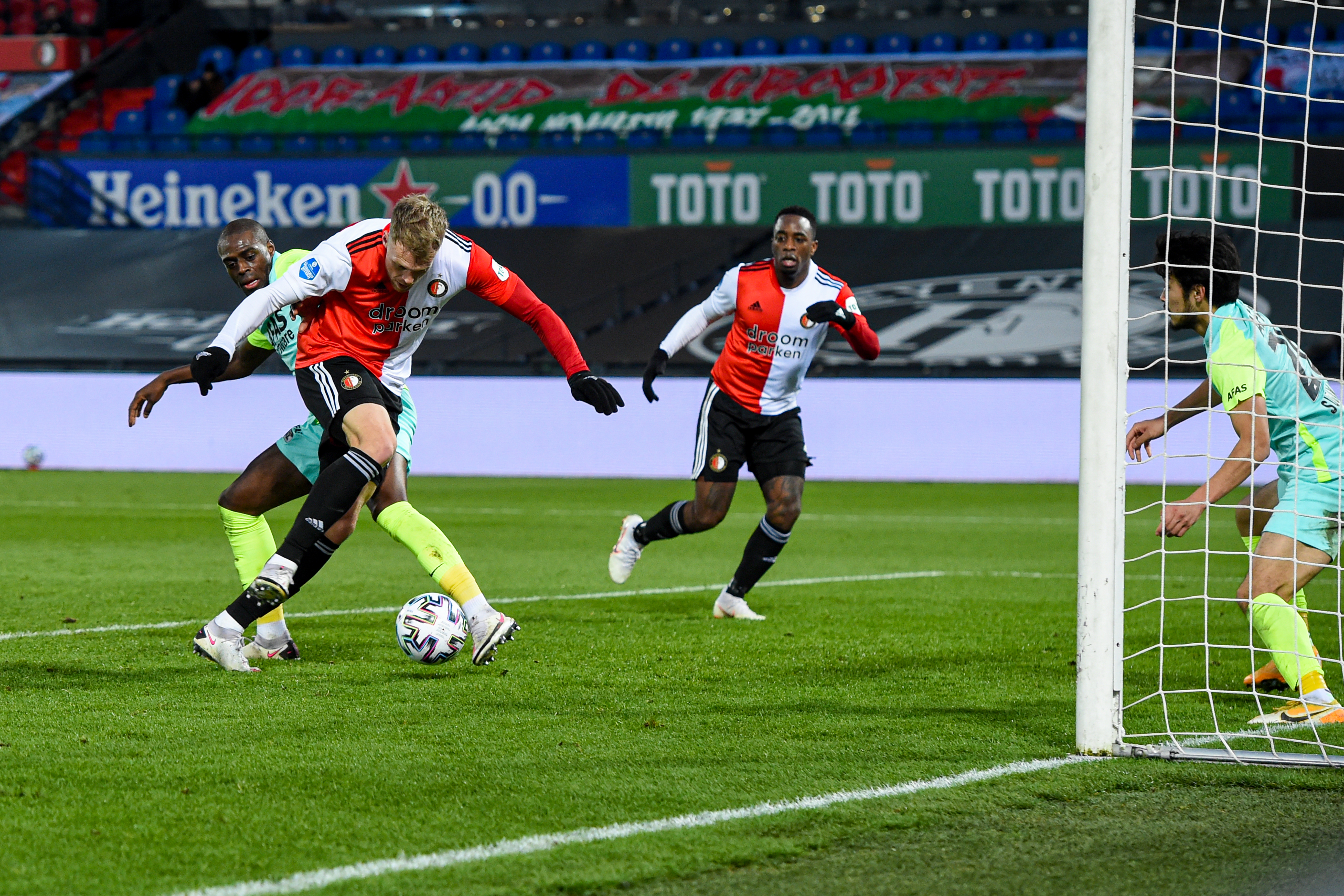 TERUGLUISTEREN EN -LEZEN: Feyenoord-AZ (2-3) - Rijnmond