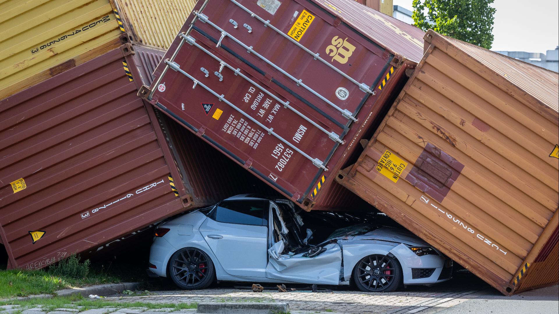 Containers pletten de auto van Jarit op 15 september 2025 langs de Eemhavenweg.