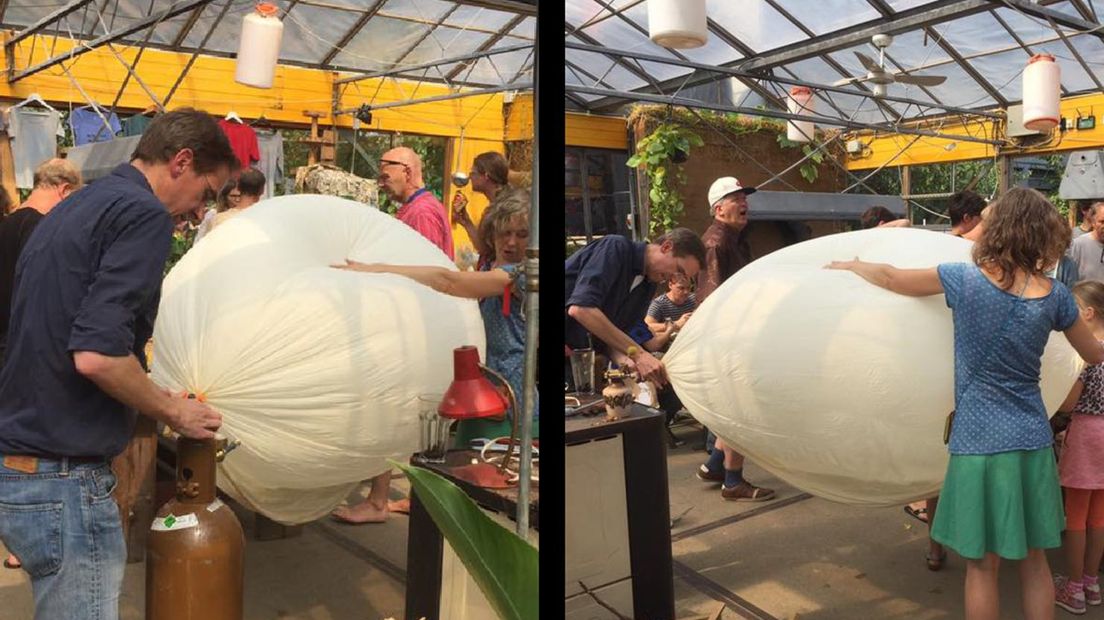 Bezoekers bouwen een weerballon tijdens een editie van Koppelting.
