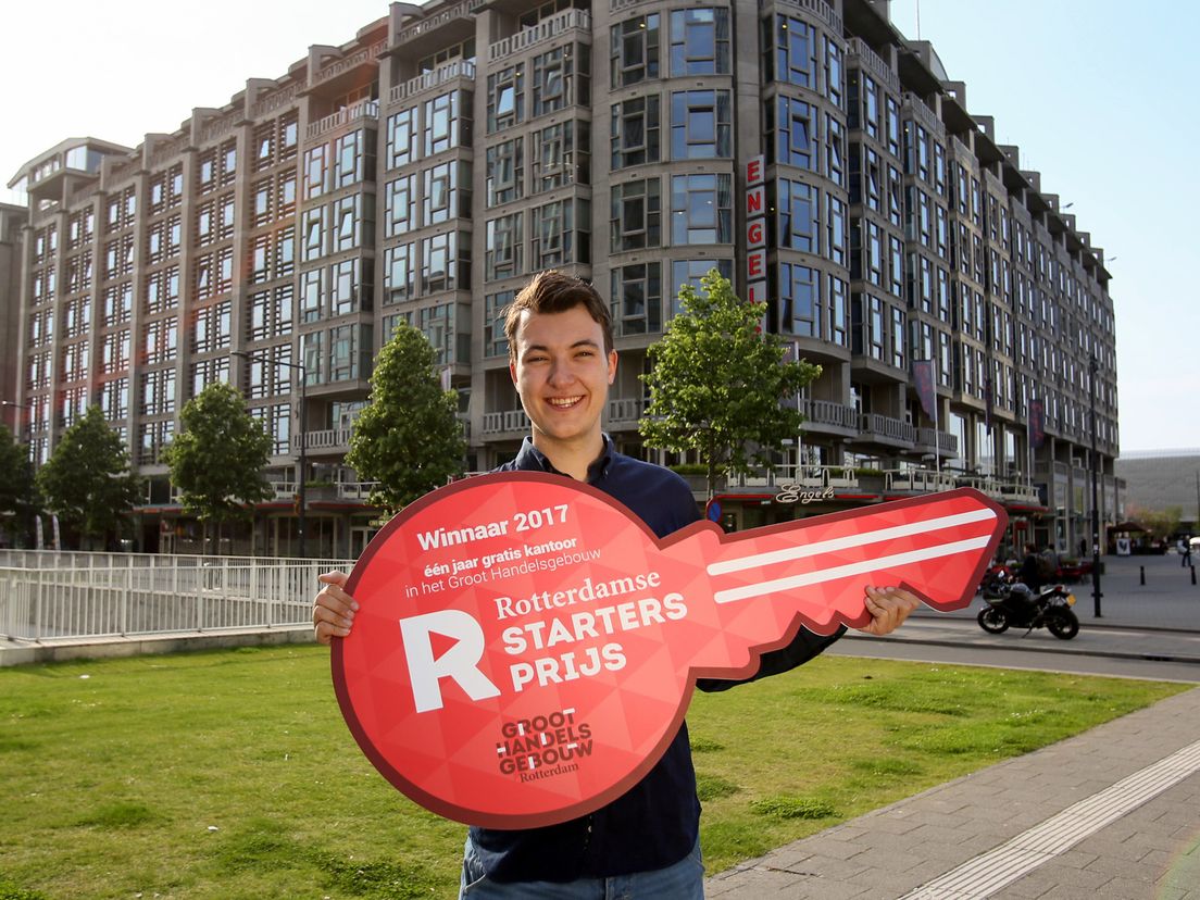 Sam van Tol voor het Groot Handelsgebouw