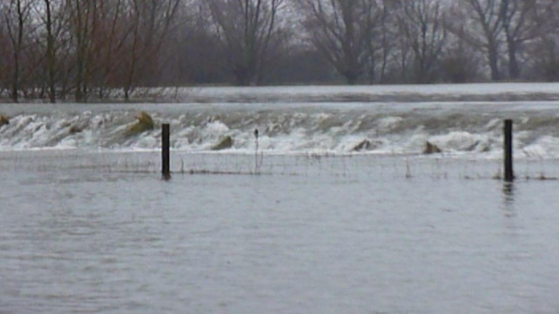 Water van de IJssel stroomt door de uiterwaarden in 1995