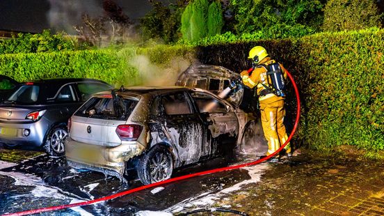 Auto vliegt in brand • brand in vervallen bejaardenhuis