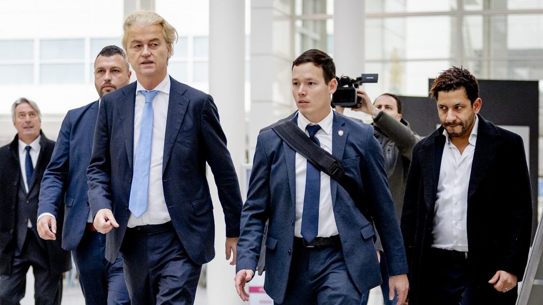 PVV-leider Geert Wilders en zijn woordvoerder en Haagse fractievoorzitter Sebastian Kruis (rechts)