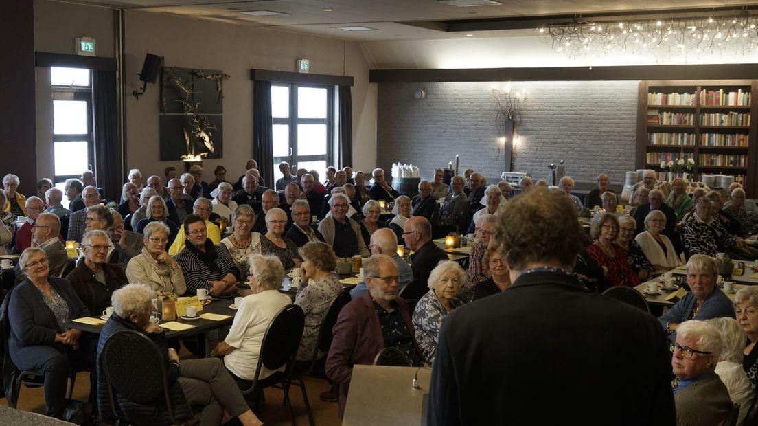 Een volle zaal met Drenten luistert naar muziek, cabaret en verhalen (Rechten: Andries Ophof / RTV Drenthe)