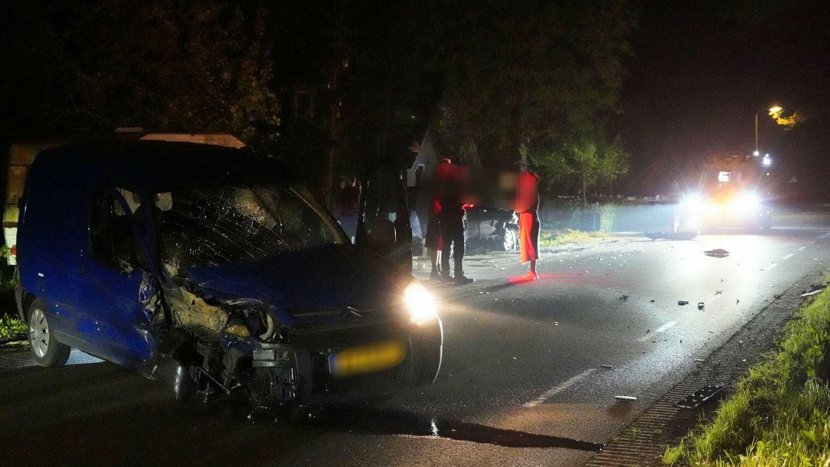Bestelbus rijdt tegen geparkeerde auto bij Hollandscheveld