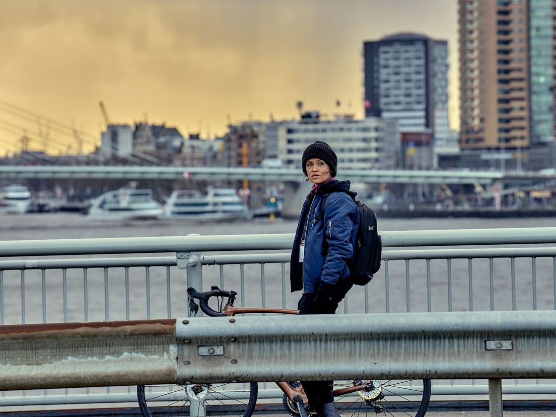 Hoofdpersoon Mel (gespeeld door Holly Mae Brood) met op de achtergrond de Erasmusbrug