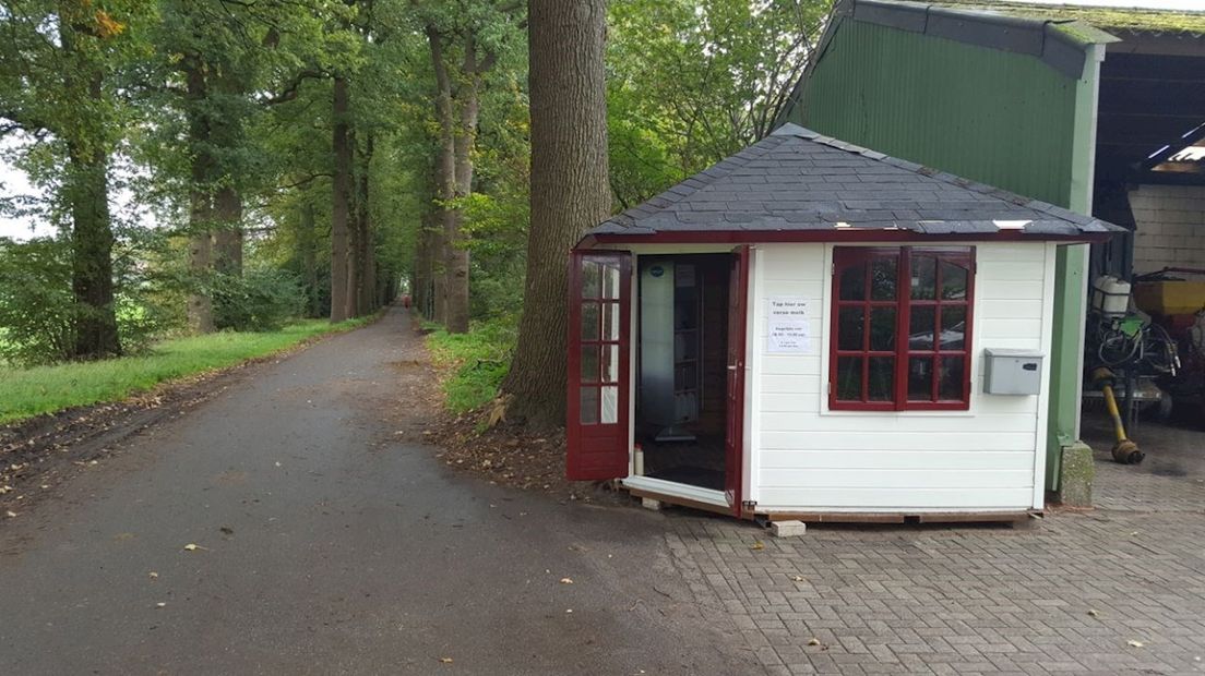 Zwolse boer zet 'melktap' langs de weg
