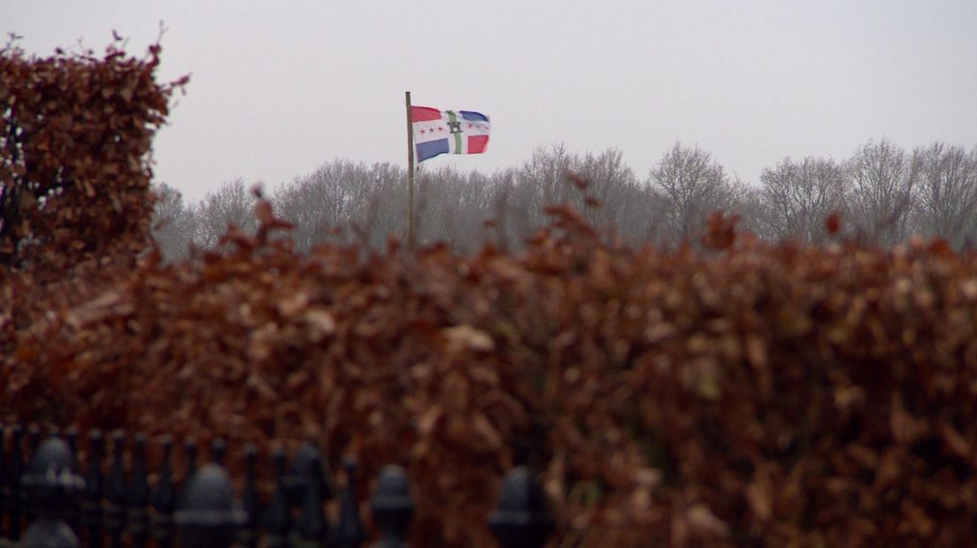 De Gronings-Drentse vlag op de grens tussen Noordlaren en Midlaren