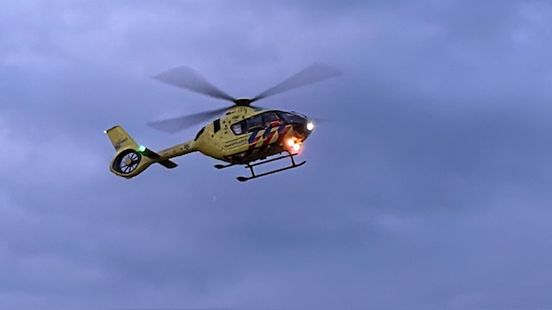 Fietser gewond bij ernstig ongeval in Rijssen, traumahelikopter ingezet. Fietser gewond bij ernstig ongeval in Rijssen, traumahelikopter ingezet.