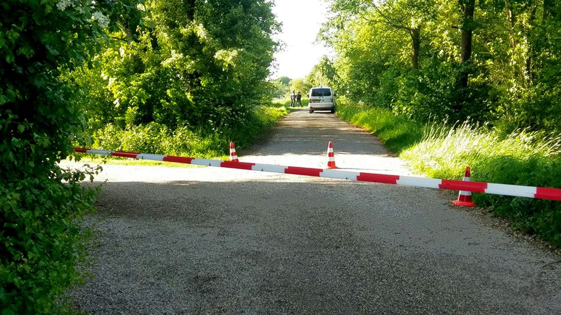 In Kerk-Avezaath is een lichaam in het water bij de Achterstraat gevonden. De politie is bezig met een onderzoek.