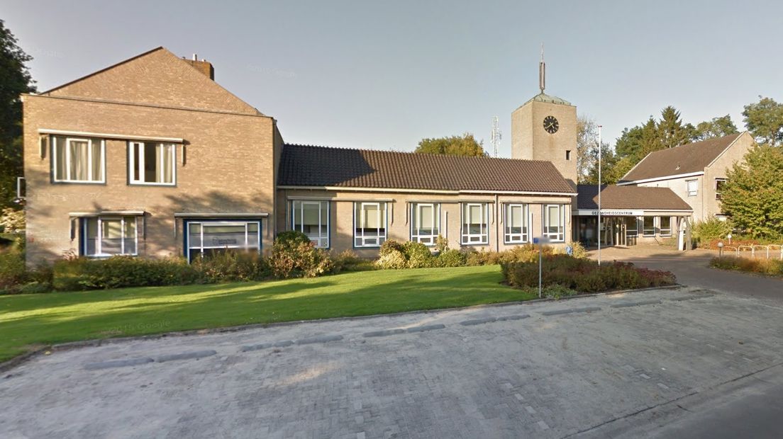 De huisartsenpraktijk in Oosterhesselen zit tegenwoordig weer in het oude gemeentehuis (Rechten: Google Streetview)