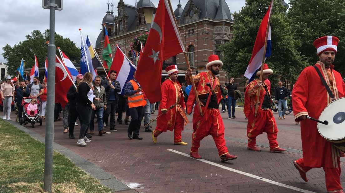 Lekkernijen, muziek en allerhande bedrijfjes. Dat is het Turkse festival in Arnhem. Een festival dat moet verbroederen, maar telkens weer bediscussieerd wordt door vermeende aanwezigheid van de nationalistische groepering de Grijze Wolven.