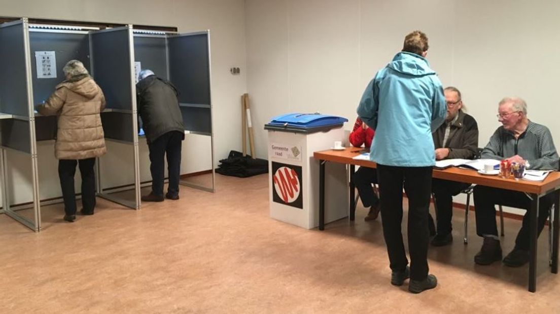 Terwijl bijna iedereen nog tot maart moet wachten om te stemmen voor een nieuwe gemeenteraad, kunnen de inwoners van Rijnwaarden en Zevenaar vandaag al naar de stembus. In januari gaan de twee gemeenten samen en daarom zijn er nu al verkiezingen.
