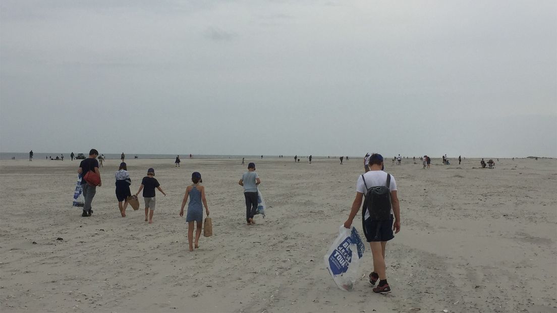 Schoonmakers komen van alles tegen tijdens het opruimen van het strand