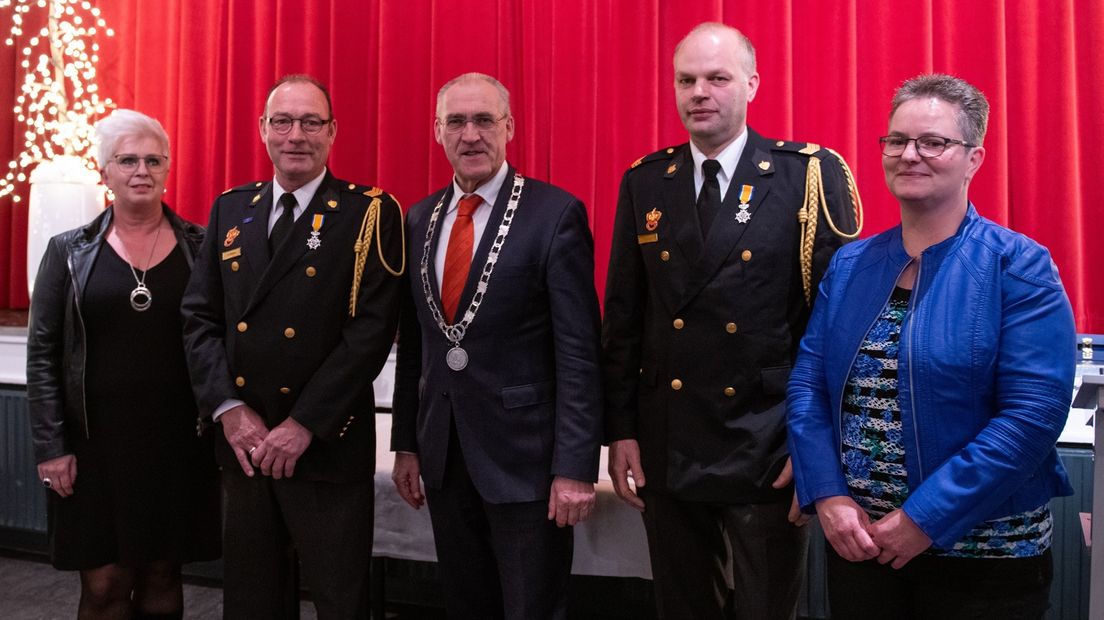 Harm Atzema en Anton Molema kregen een lintje uit handen van burgemeester Hoogendoorn