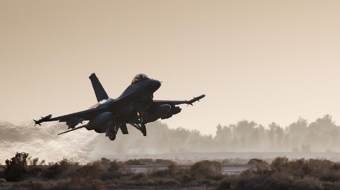Een F16 stijgt op in Jordanië (Rechten: Defensie)