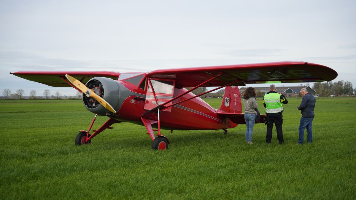 Historisch vliegtuigje met motorproblemen landt in weiland