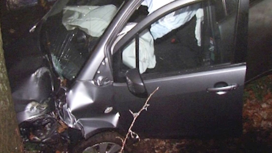 Auto tegen boom in Ommen