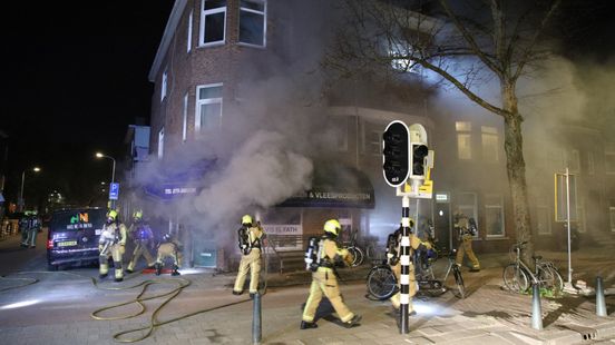Supermarkt verwoest door brand, rookwolk komt uit pand Home