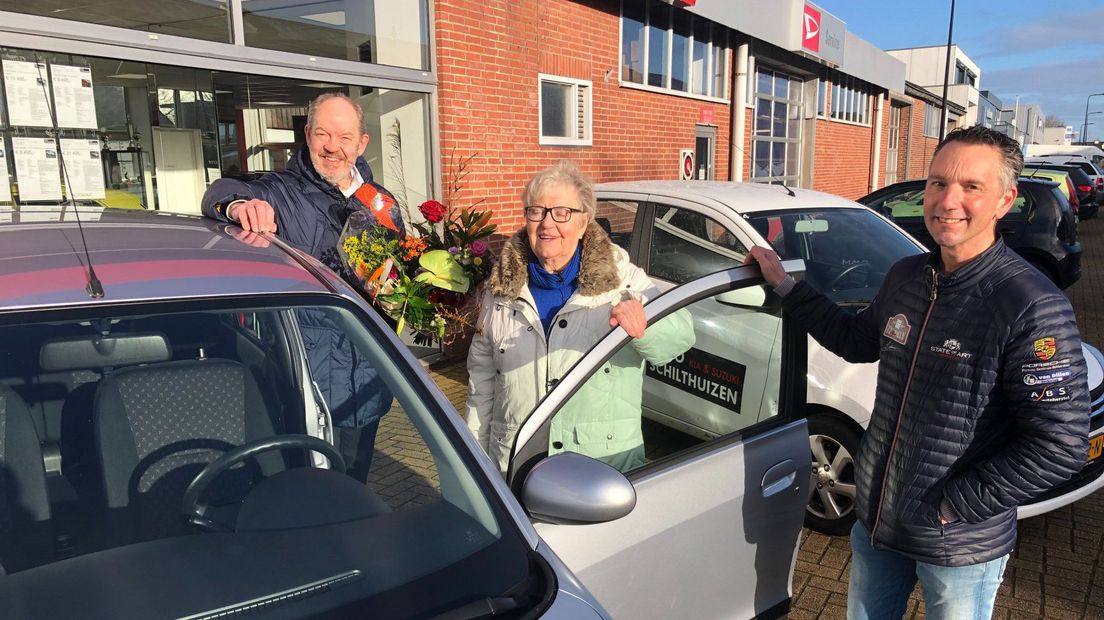 Oma Leny met haar zoon en kleinzoon bij de nieuwe auto