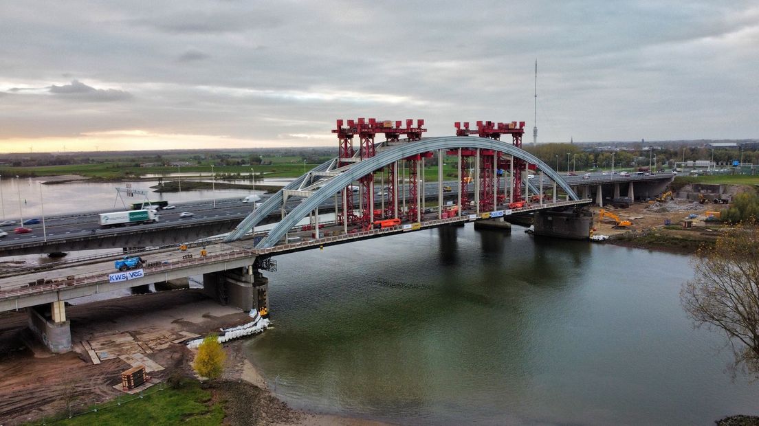 Rode torens staan klaar op de brug voor de verwijderingsoperatie