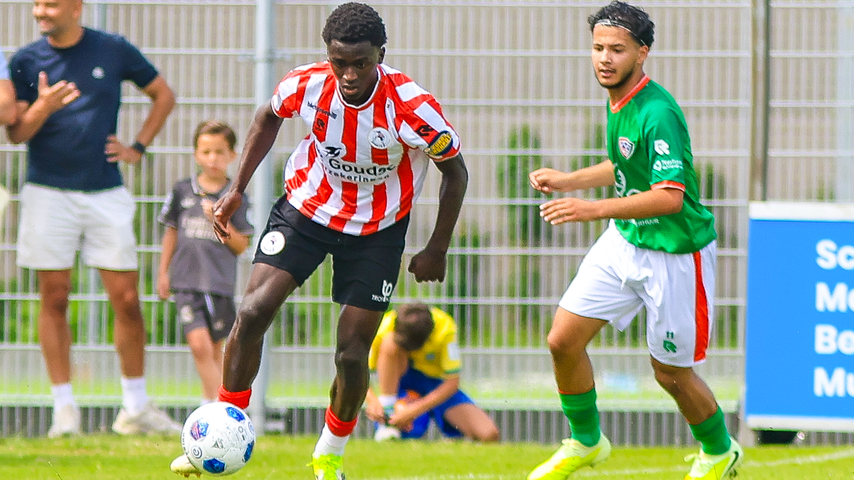 Ayoni Santos in actie namens Sparta