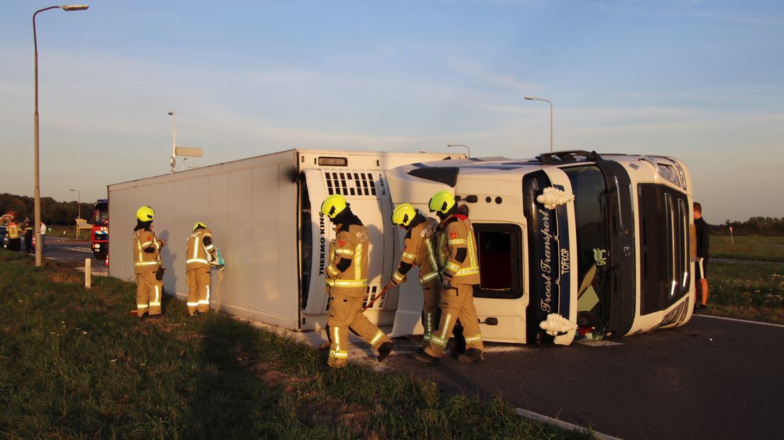 Vrachtwagen gekanteld op N59 bij Bruinisse