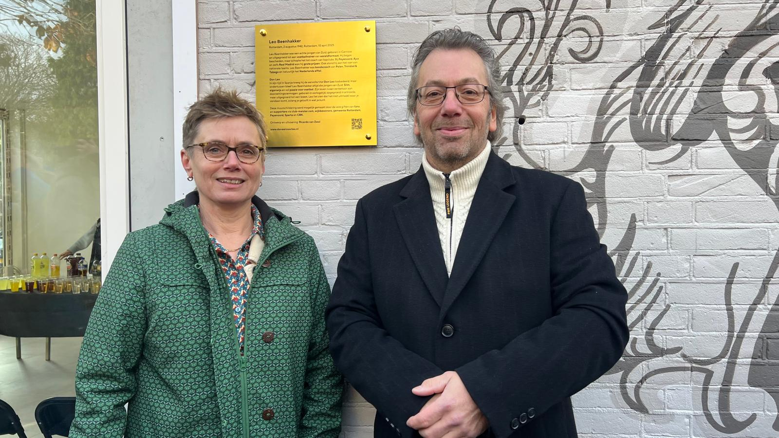 Mariska en Erwin Beenhakker zijn trots op de muurschildering van hun vader.