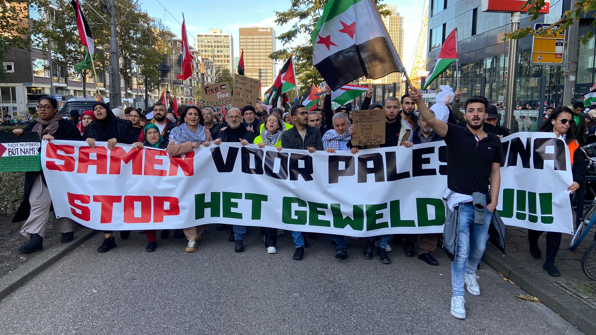 De protestmars tijdens de demonstratie in Rotterdam