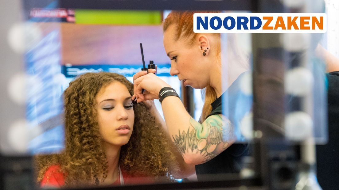 Een kapster aan het werk