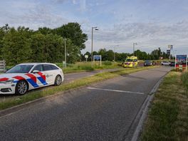 Fietser en auto botsen op rotonde in Peize