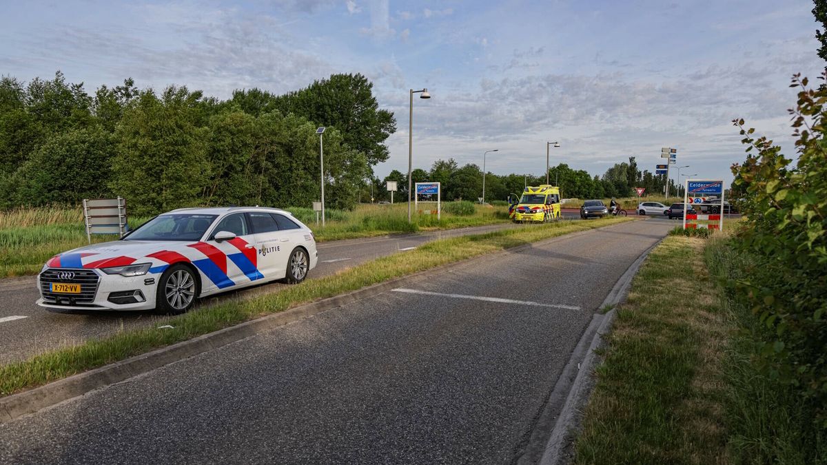 Fietser en auto botsen op rotonde in Peize