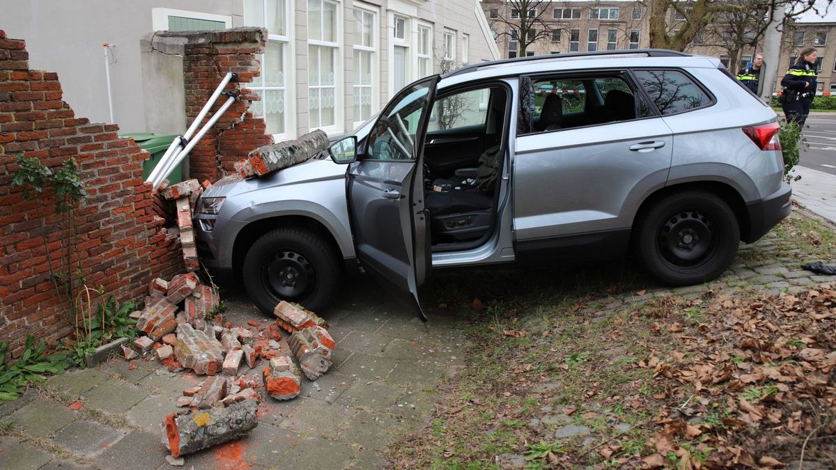 Muur in puin gereden door auto Omroep West
