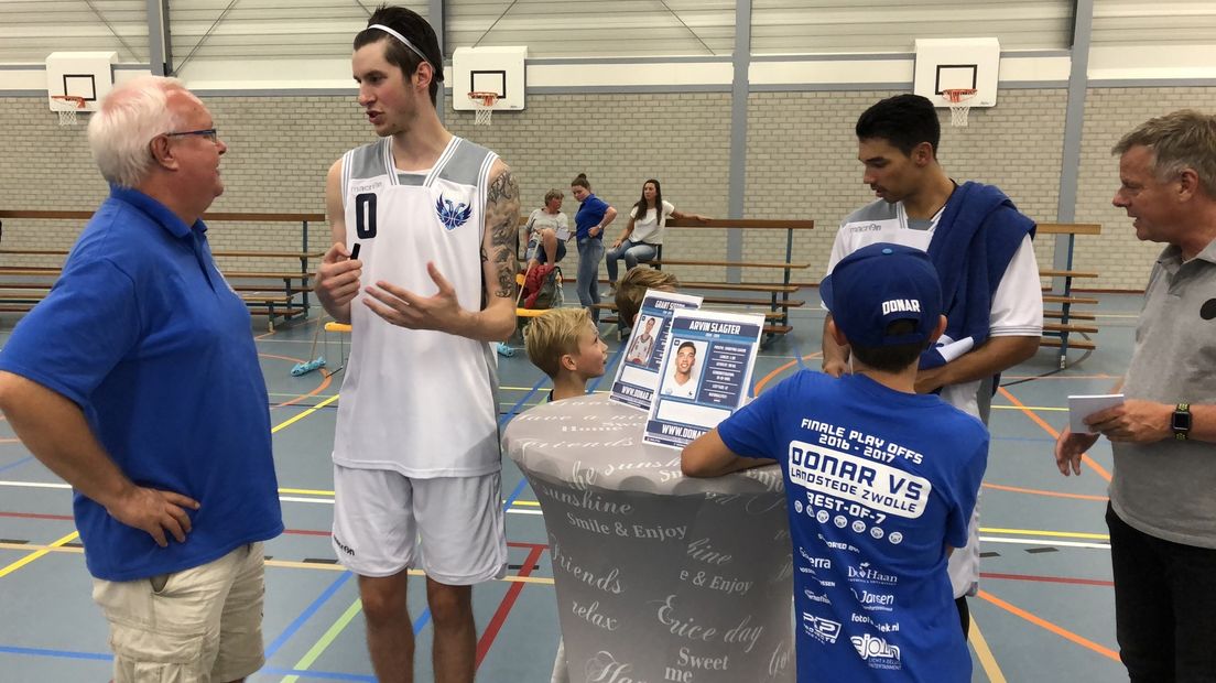 Grant Sitton, met haarband, en Arvin Slagter in gesprek met fans