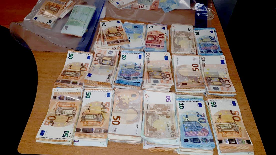 In de woning werd ook een geldbedrag van bijna 85.000 euro ontdekt.