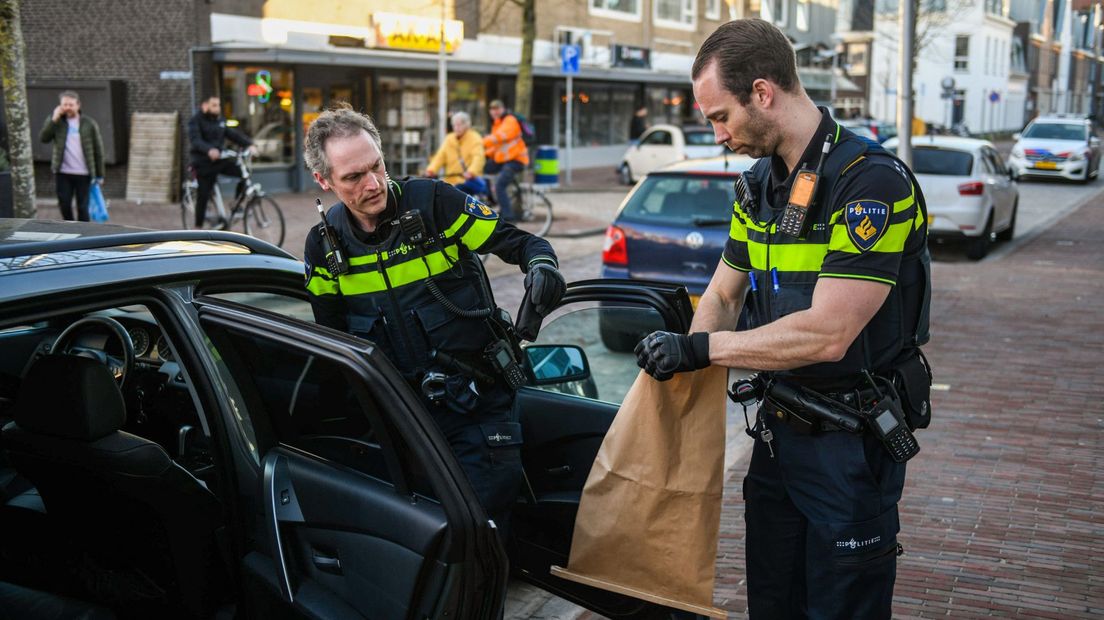 De politie neemt de wapens in beslag