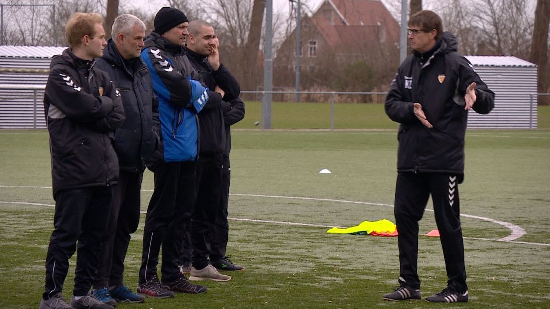 Manager voetbaltechnische zaken Kees Zwamborn met enkele trainers van Kloetinge