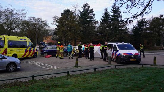 Fietser komt onder auto • botsing met politie