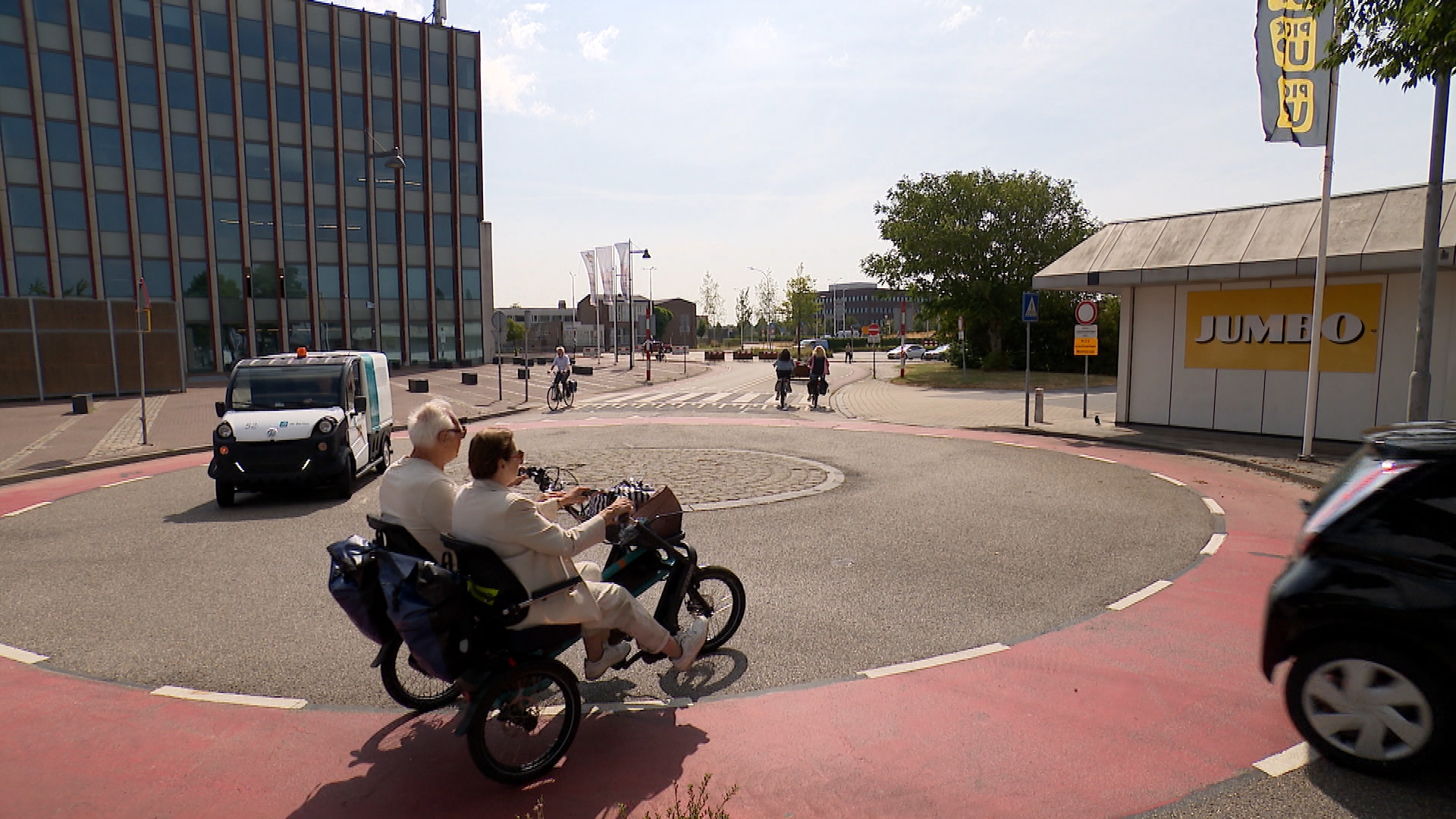 Op deze rotonde in Goes zijn bijna-botsingen een dagelijkse gebeurtenis: 'Ik laat mijn kinderen hier niet alleen fietsen'